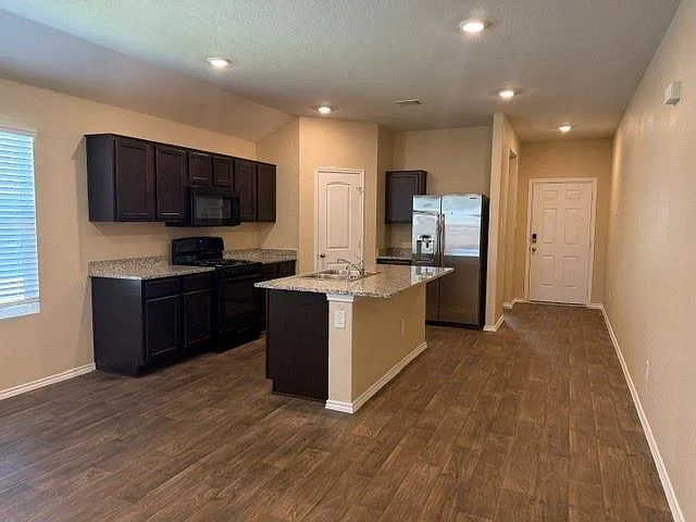 4 bed, 2.0 bath, 1717 sqft, $1,785 — Photo 3