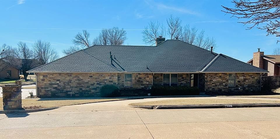 1st image of 901 W Park Ln