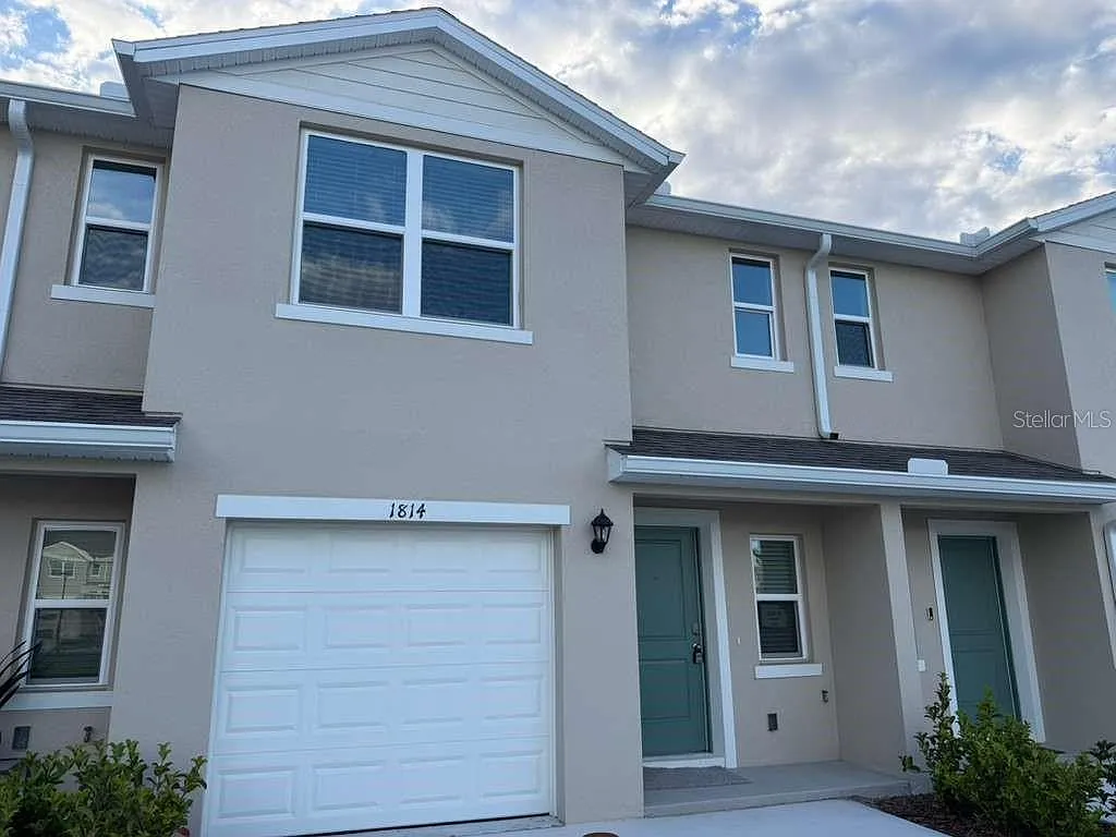3 bed, 2.5 bath, 1463 sqft, $2,200 — Photo 2