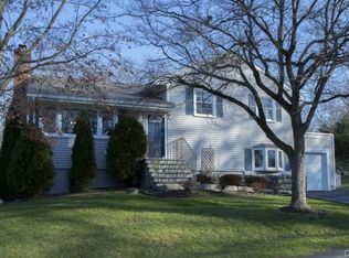 10 Camelot Dr, Norwalk, CT 06850