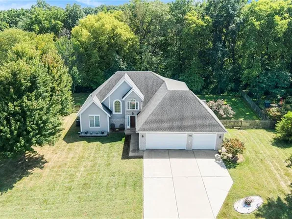 407 Amesbury Dr, Smithville, MO 64089