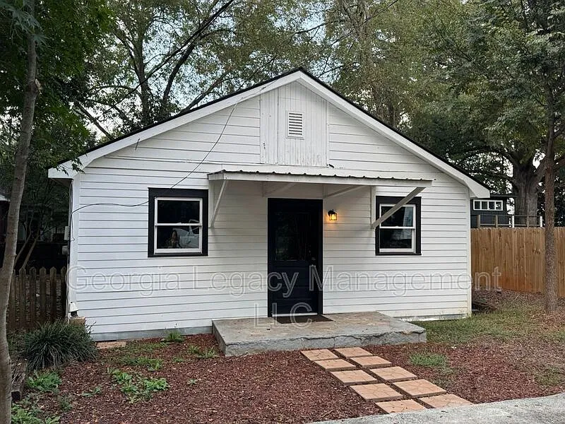 3 bed, 1.0 bath, 816 sqft, $2,150 — Photo 2