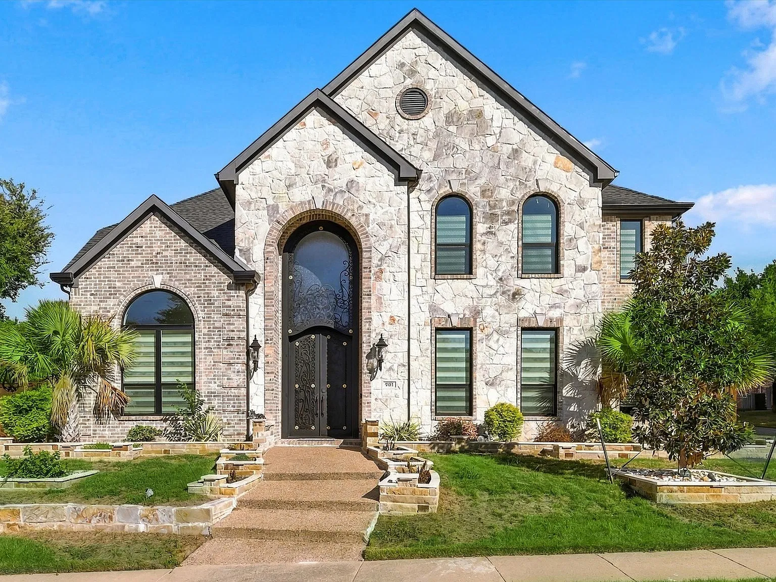4 bed, 3.5 bath, 3850 sqft, $4,850 — Photo 1