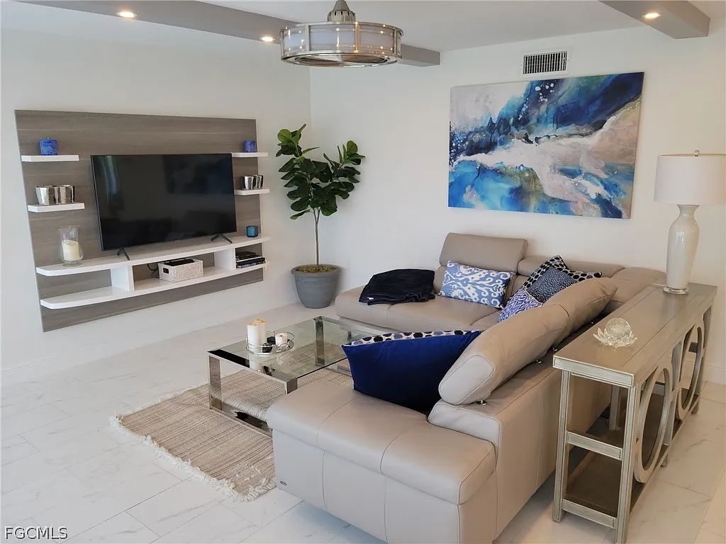 2 bed, 2.0 bath, 1120 sqft, $7,000 — Photo 3