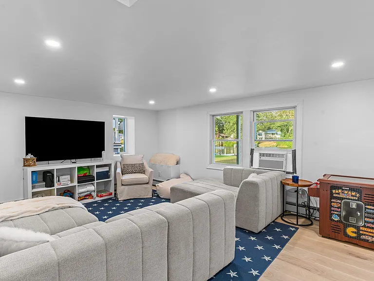 93 Riverside Dr — Photo 34