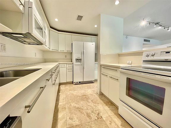 2nd image of 141 Crandon Blvd APT 133