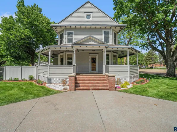 621 N Washington Ave, Madison, SD 57042