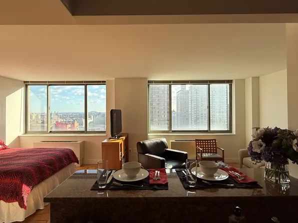 1500 Lexington Avenue image 1 of 14