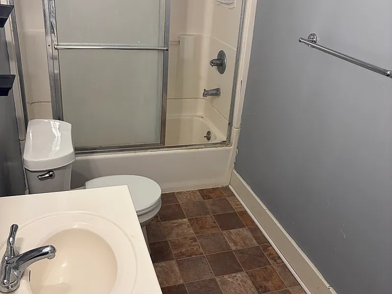 220 E Grove St — Photo 7