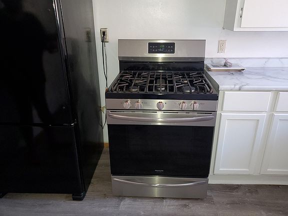 3rd image of 922 Vincent Ave N