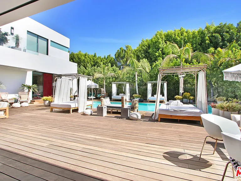 9570 Sunset Blvd — Photo 35