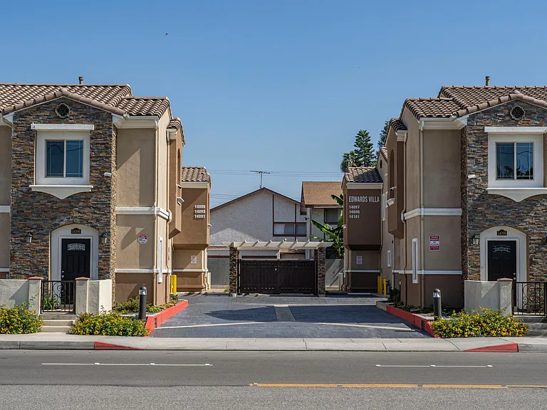 14102 Edwards St — Photo 23