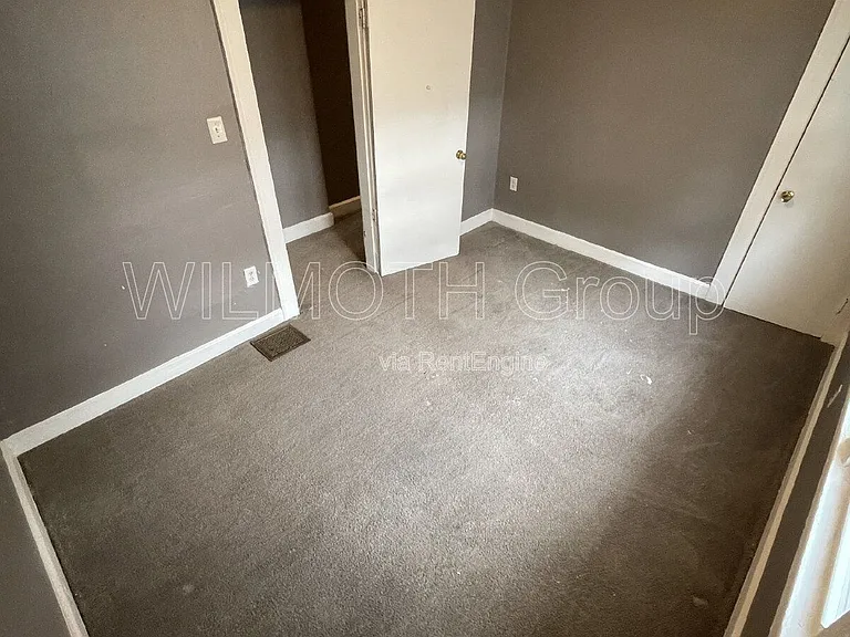 4214 E Washington St — Photo 13