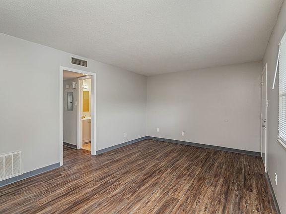 4th image of 2716 Holbrook Dr APT 05