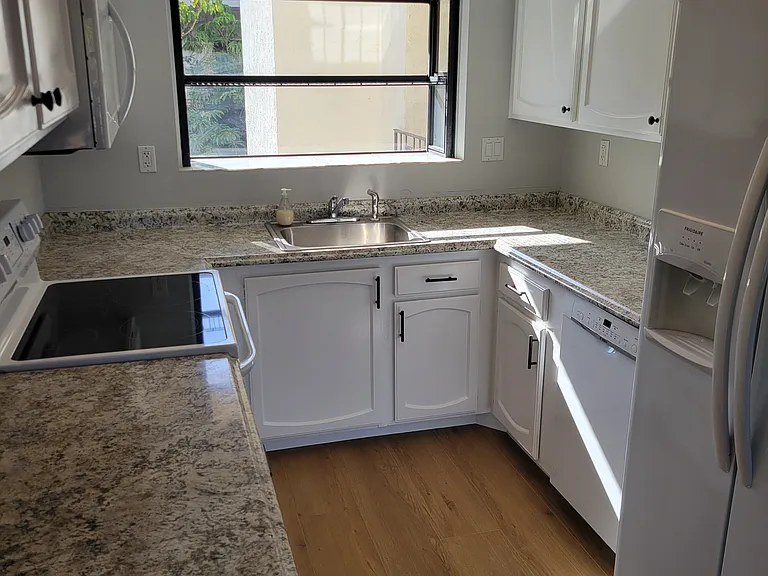 1263 Robinson Ave #12 — Photo 3