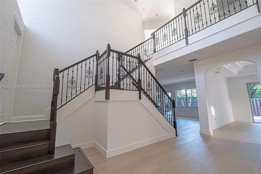 5 bed, 3437 sqft, $8,200 — Photo 4
