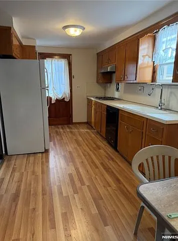 1 bed, 1.0 bath, $2,100 — Photo 3