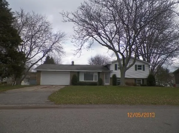 99 Sunnybrook Dr, Grandville, MI 49418