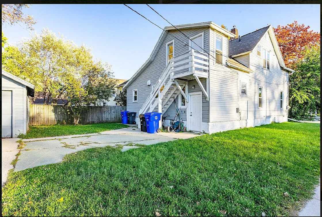 3 bed, $1,600 — Photo 2