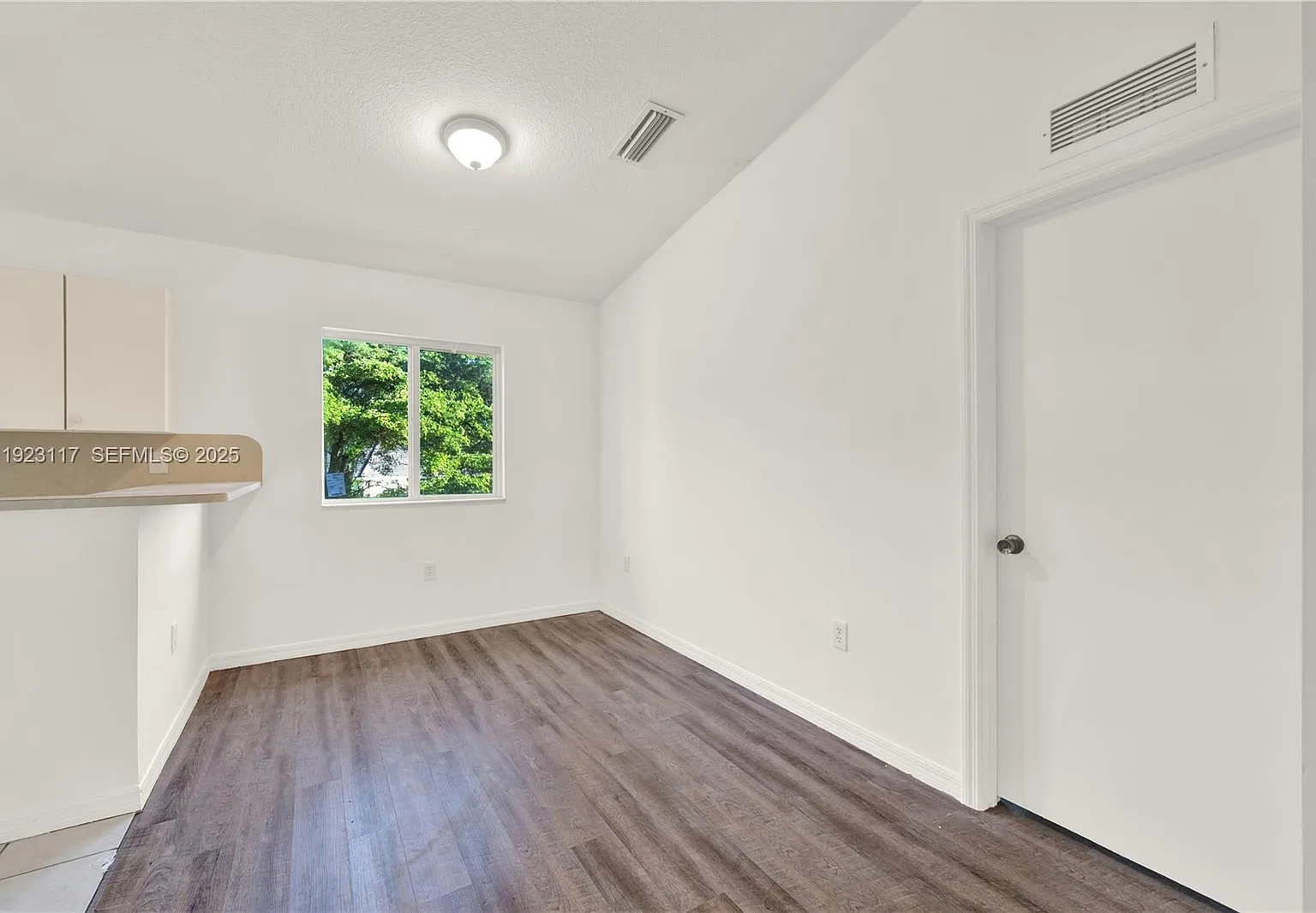 3 bed, 2.0 bath, 1776 sqft, $2,000 — Photo 4
