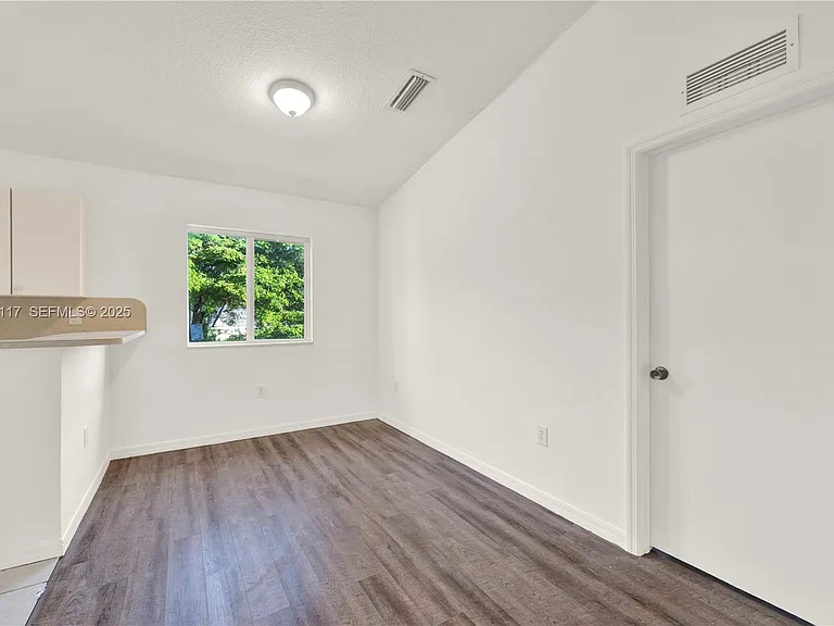 3385 NE 10th St #201 — Photo 4