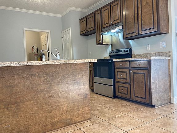 3rd image of 145 Mayfield Dr