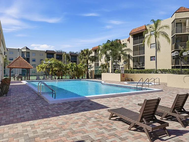 10401 W Broward Blvd #401 — Photo 2
