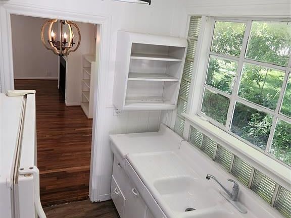 5th image of 304 Joseph St