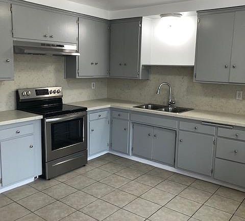 3rd image of 4042 W 139th St