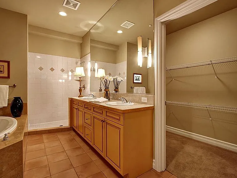 zillow_master_bath_closet