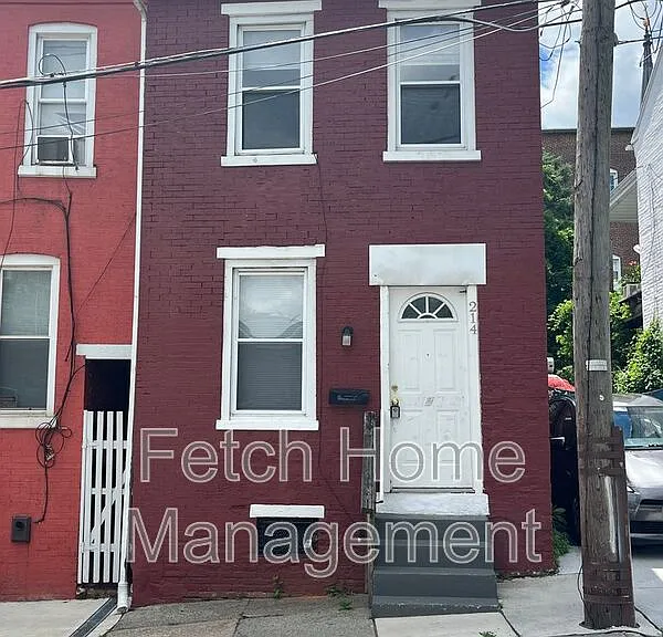 214 W Strawberry St — Photo 2