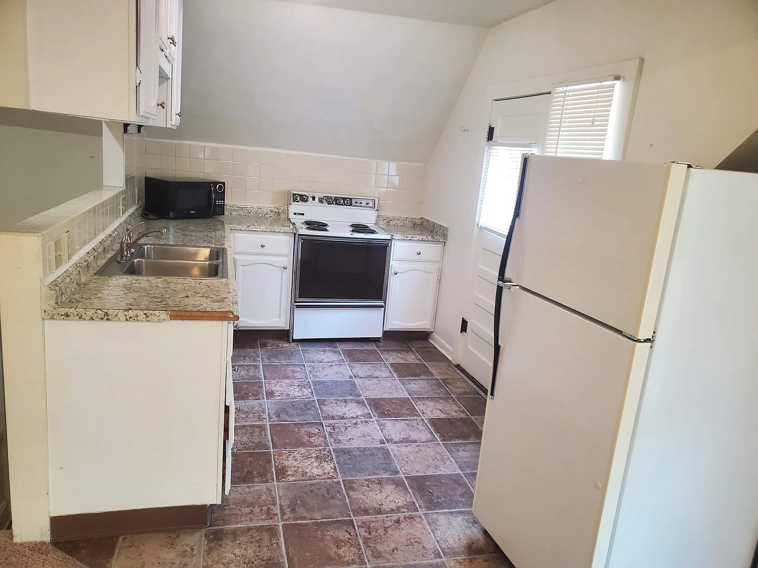 5 bed, 1652 sqft, $9,750 — Photo 4
