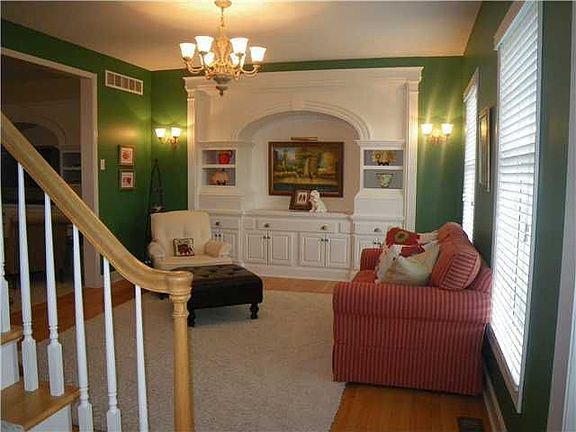 4th image of 20 Splendor Wood Dr