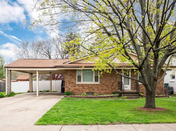 3217 N Twelve Oaks Dr, Peoria, IL 61604