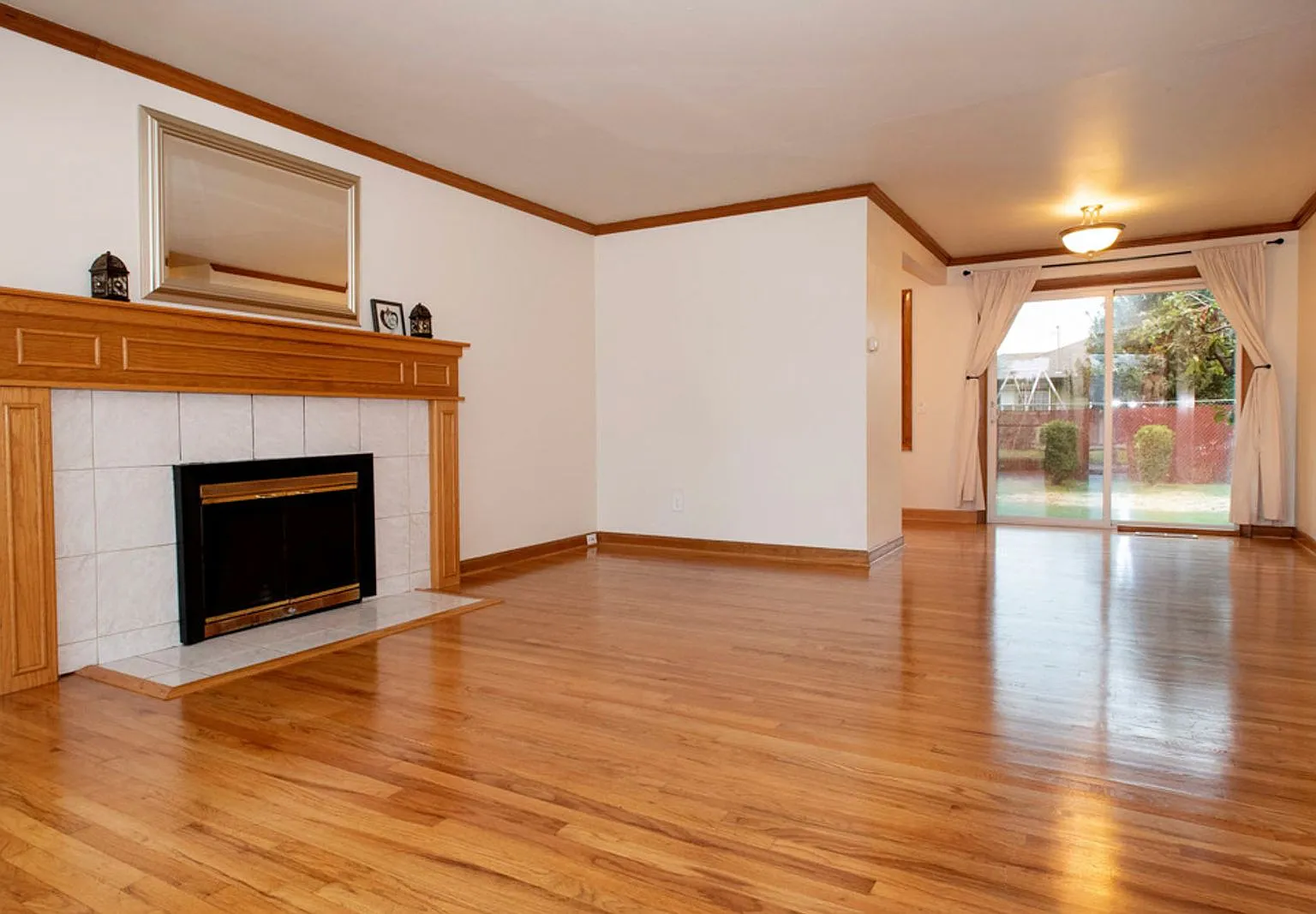 Ideal 3 Bed, 1 Bath House with AC, Fenced Yard, & Garage — Photo 3