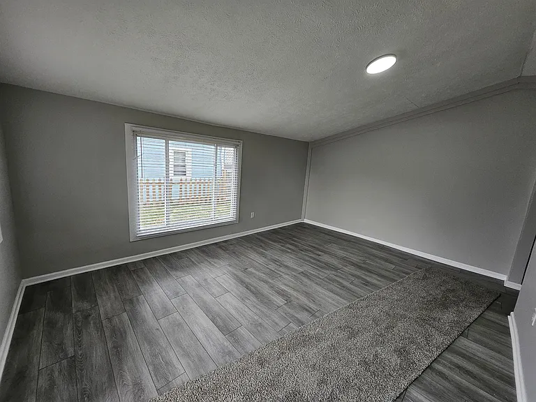 5221 Melrose Ave — Photo 3