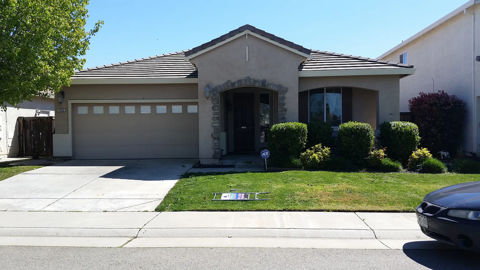 1052 Ashford Ln photo 1