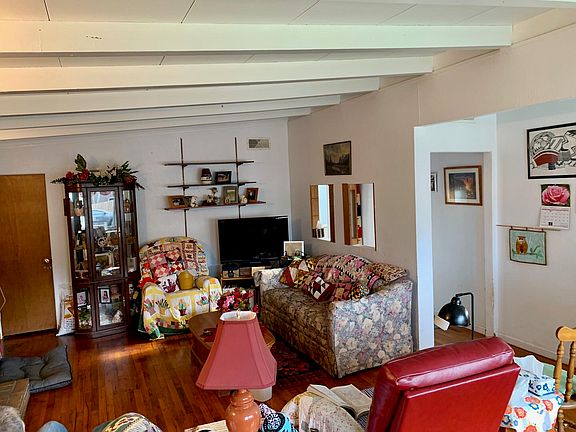 3rd image of 4233 Walnut Dr