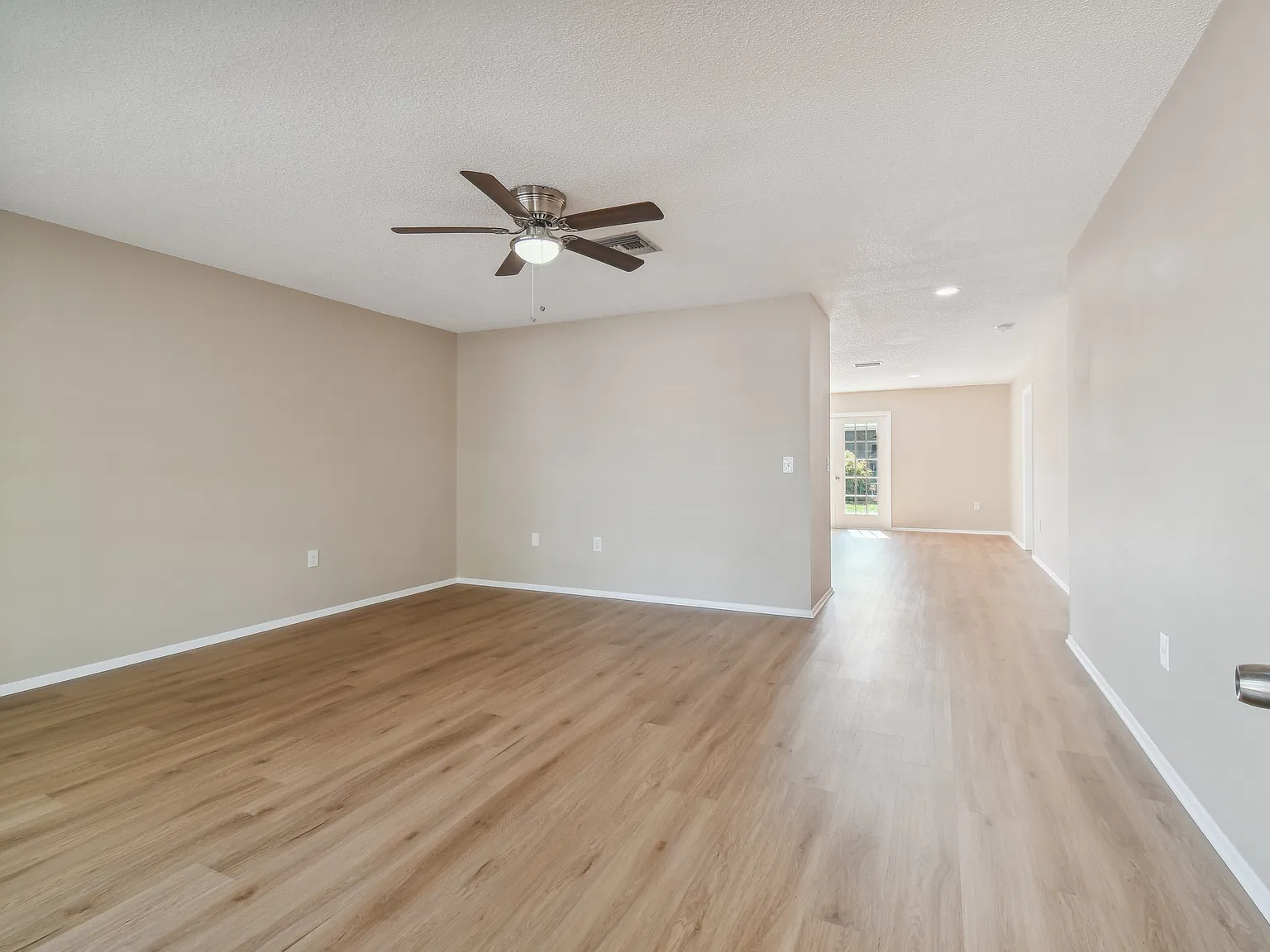 3 bed, 1256 sqft, $1,900 — Photo 3