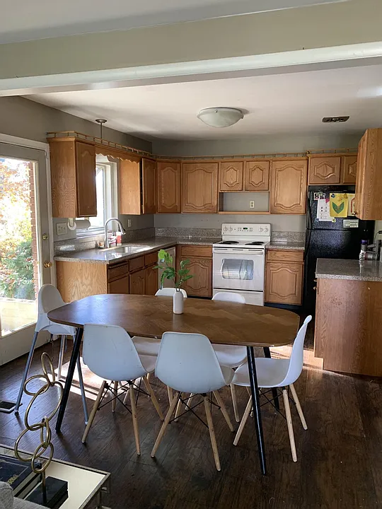 4 bed, 2.5 bath, 2100 sqft, $2,700 — Photo 3
