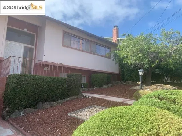 25 Woodcliff Ct, Oakland, CA 94605