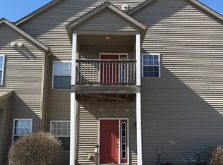 581 Stonegate Dr #11, Sycamore, IL 60178