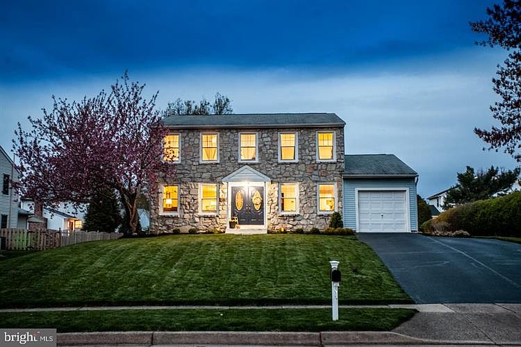 1st image of 219 Yorkshire Dr