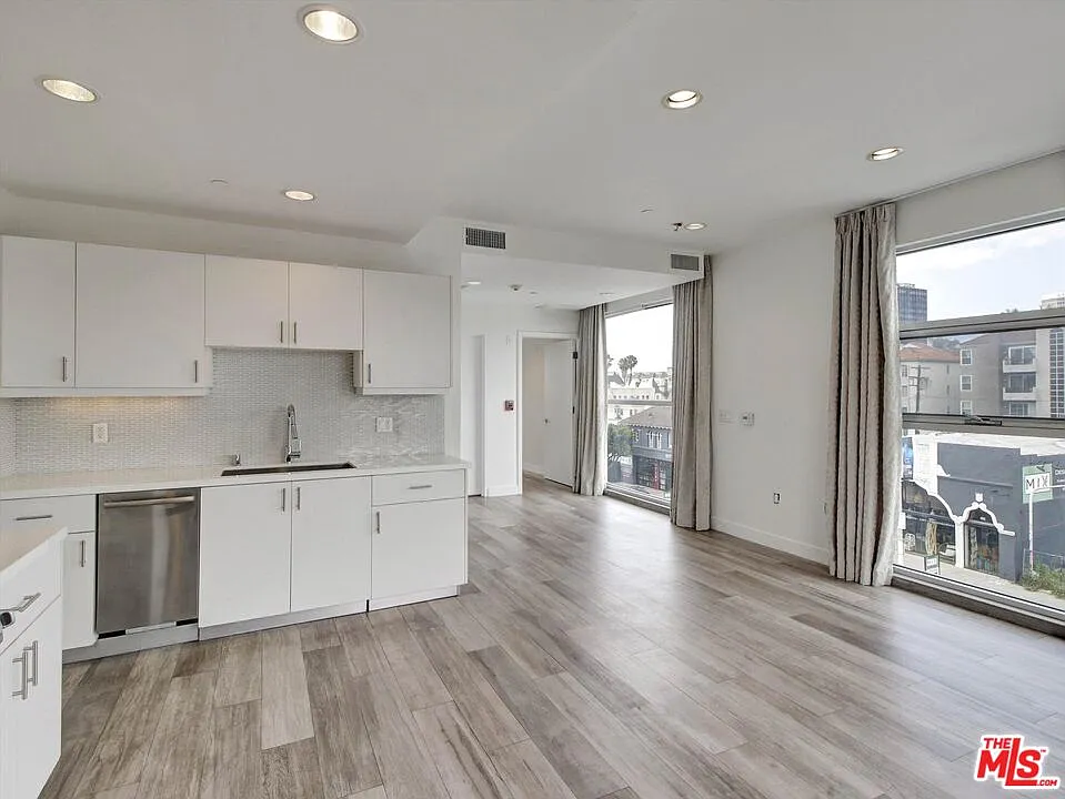 600 S La Brea Ave — Photo 3