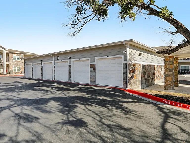 Horseshoe Apartments — Photo 11