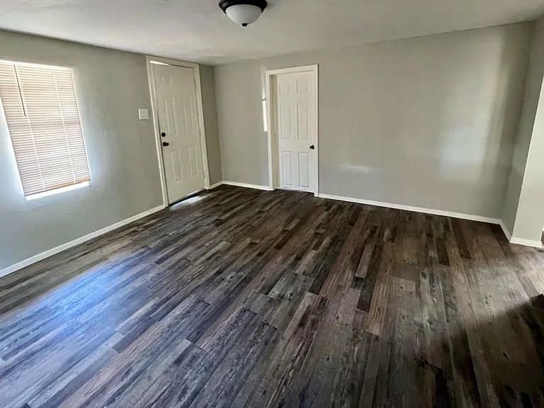 2738 Spring St — Photo 2