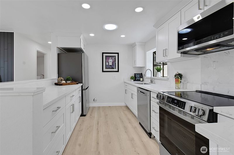4th image of 3029 N Baltimore