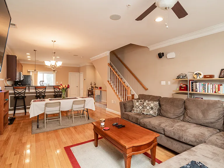 1718 Mount Pleasant Ave — Photo 5