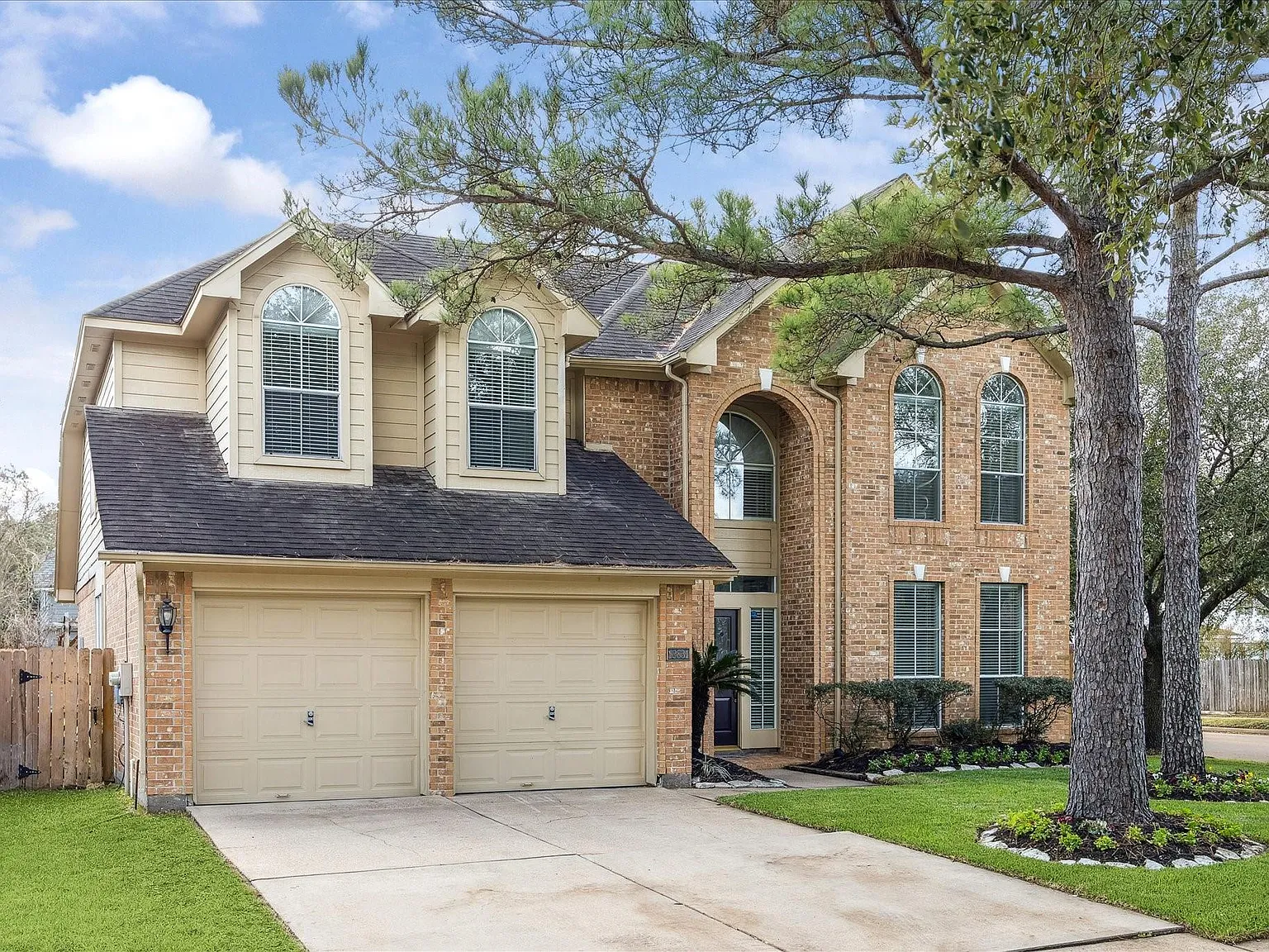 4 bed, 2.5 bath, 2750 sqft, $2,700 — Photo 1