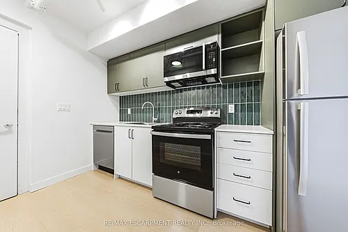 325 James St S Photo 1
